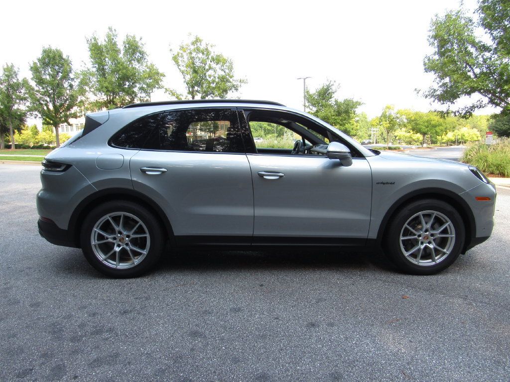 Certified 2025 Porsche Cayenne E-Hybrid AWD/4WD image 8