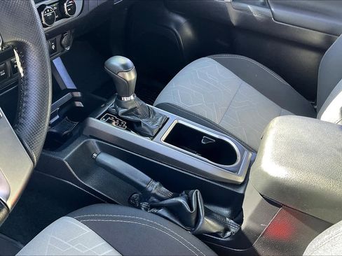 Used 2021 Toyota Tacoma TRD Sport w/ Technology Package image 14