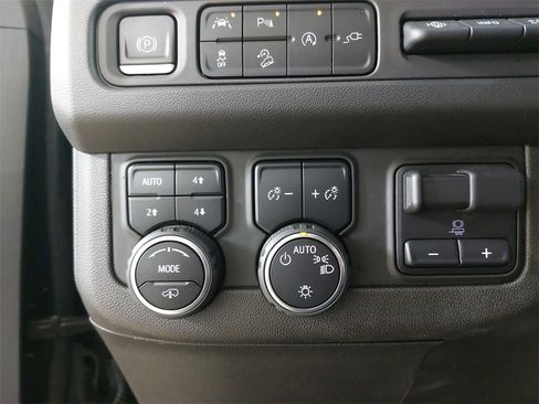 Used 2021 Chevrolet Suburban High Country image 32