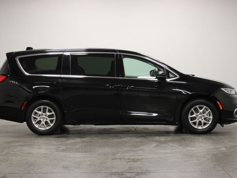 Used 2024 Chrysler Pacifica Touring-L FWD image 9