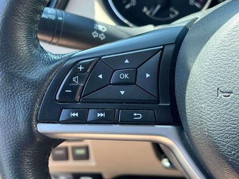 Used 2017 Nissan Rogue SV w/ SV Premium Package image 20