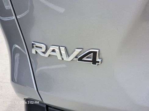 Used 2019 Toyota RAV4 XLE FWD image 9
