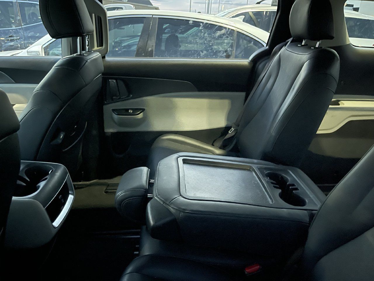 Used 2024 Kia Carnival LX FWD image 7