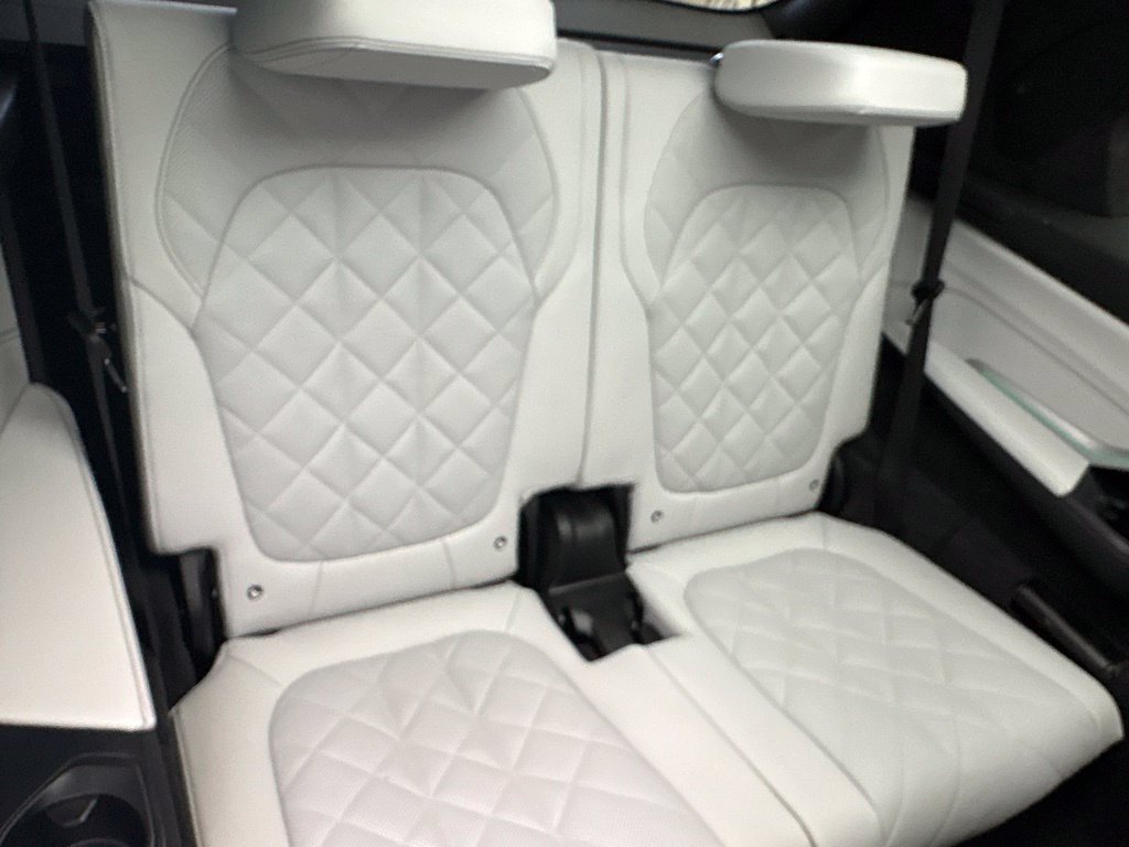 Used 2024 BMW X7 xDrive40i w/ M Sport Package AWD/4WD image 33