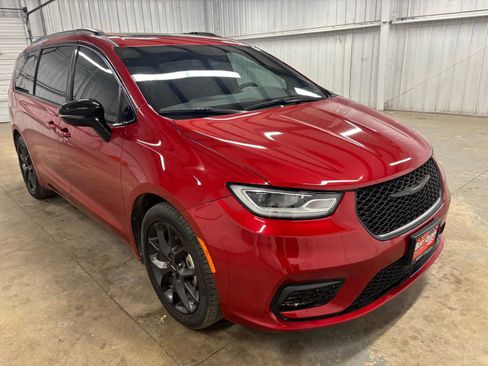 Used 2025 Chrysler Pacifica Limited FWD image 1