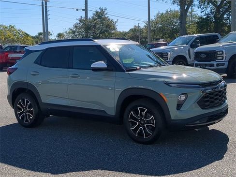 Used 2025 Chevrolet TrailBlazer ACTIV w/ Driver Confidence Package image 2