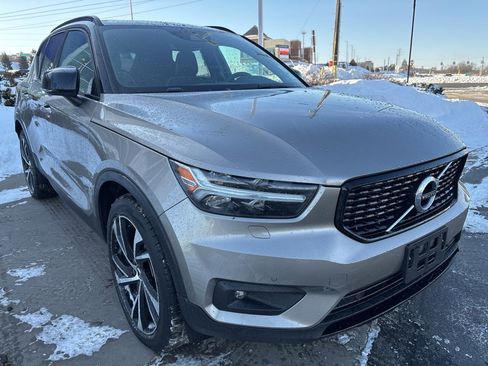 Used 2022 Volvo XC40 T5 R-Design w/ Climate Package image 4