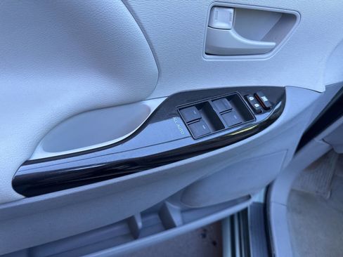 Used 2014 Toyota Sienna LE image 13