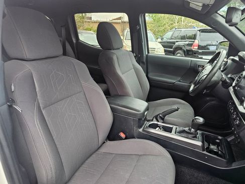 Used 2018 Toyota Tacoma TRD Sport w/ Technology Package AWD/4WD image 18