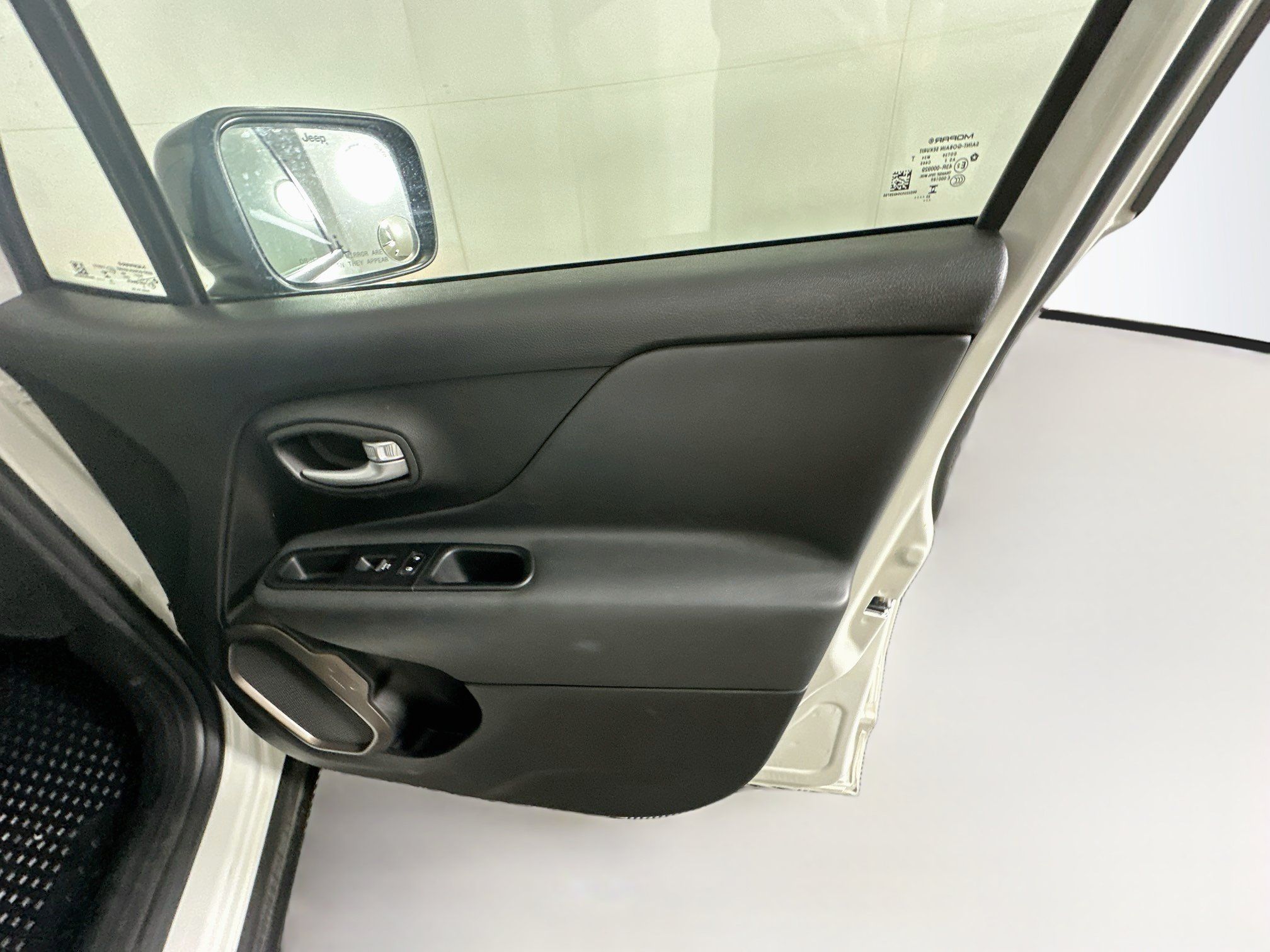 Used 2023 Jeep Renegade Latitude AWD/4WD image 31
