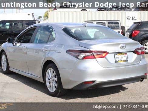Used 2021 Toyota Camry LE image 3