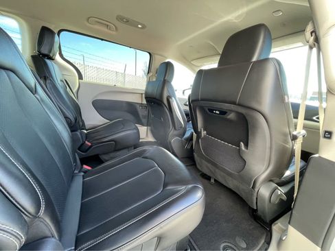 Used 2024 Chrysler Pacifica Touring-L image 24