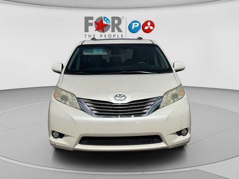 Used 2017 Toyota Sienna XLE Premium image 8