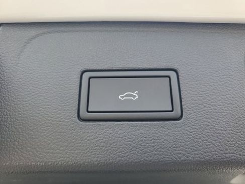 New 2026 Volkswagen Atlas SE FWD image 8