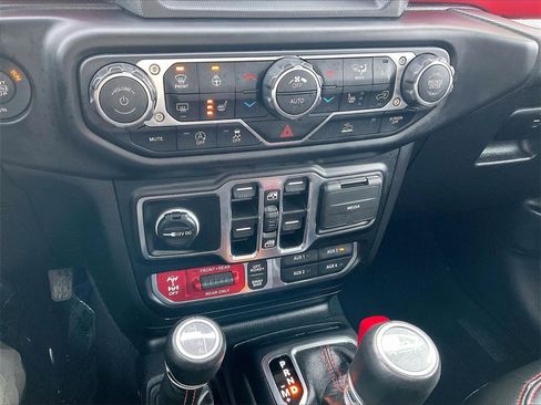 Used 2022 Jeep Gladiator Rubicon w/ Cold Weather Group image 24