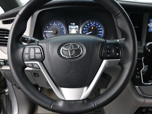 Used 2015 Toyota Sienna XLE image 25