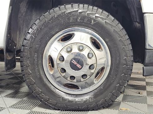 Used 2011 GMC Sierra 3500 SLT w/ SLT Convenience Package image 9