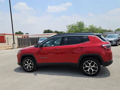 Used 2025 Jeep Compass Limited AWD/4WD image 2