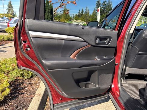 Used 2019 Toyota Highlander XLE AWD/4WD image 19