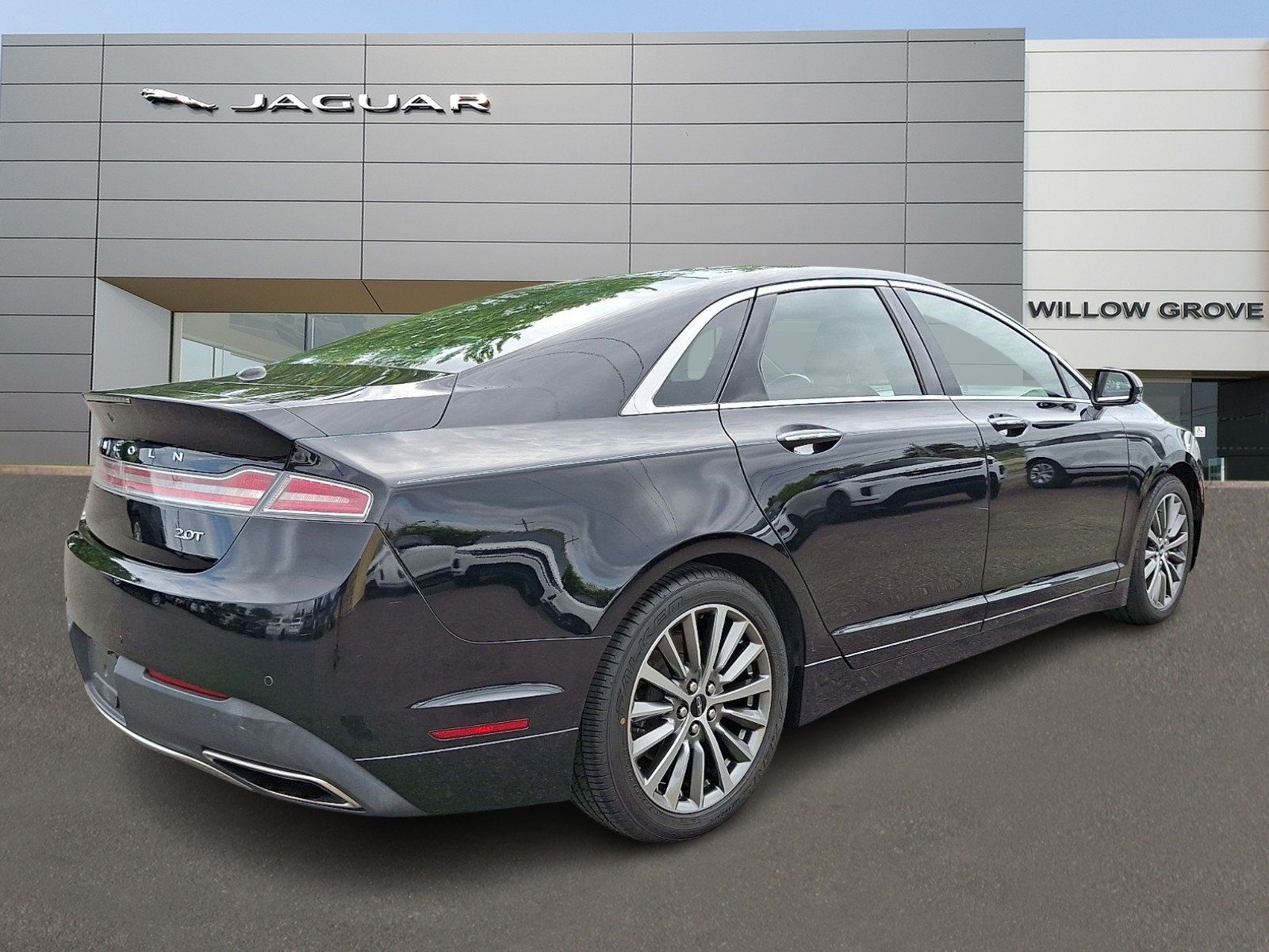 Used 2020 Lincoln MKZ FWD image 2