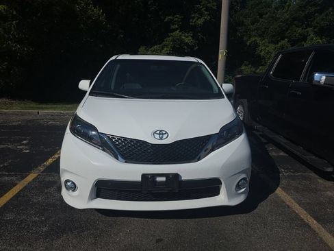 Used 2017 Toyota Sienna SE Premium FWD image 2