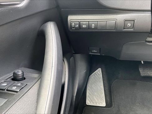 Used 2026 Toyota Corolla SE w/ SE Premium Package FWD image 32