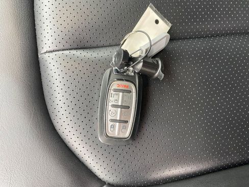 Used 2023 Chrysler Pacifica Touring-L FWD image 29