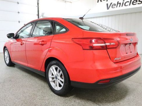 Used 2017 Ford Focus SE FWD image 3