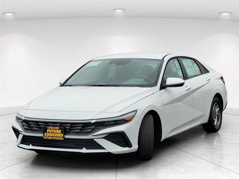 New 2026 Hyundai Elantra SE image 2