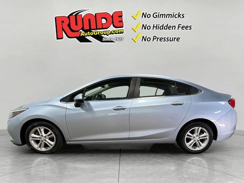 Used 2018 Chevrolet Cruze LT w/ Convenience Package FWD image 3