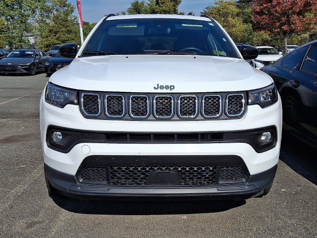 Used 2024 Jeep Compass Latitude AWD/4WD image 2