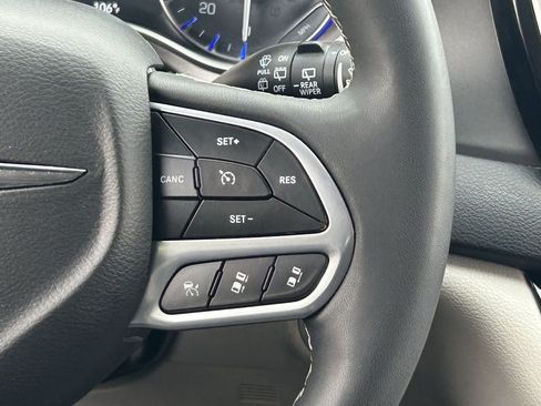 Used 2023 Chrysler Pacifica Touring-L FWD image 24