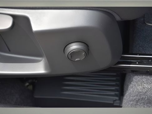 Certified 2025 Volvo XC40 B5 Core w/ Protection Package Premier image 31