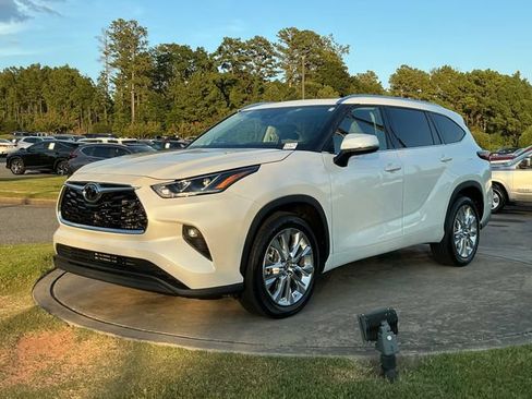 Used 2023 Toyota Highlander Limited FWD image 3