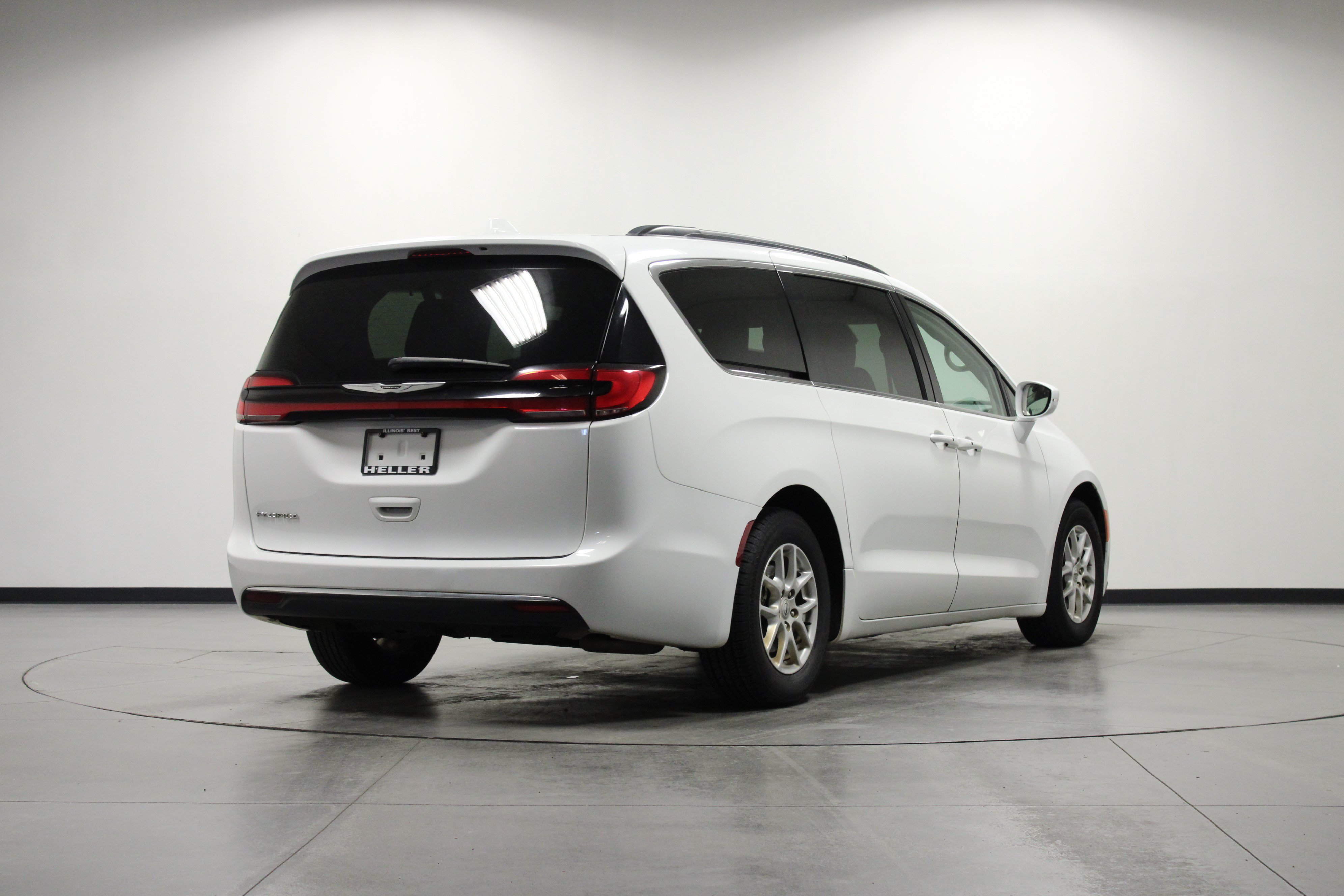 Used 2022 Chrysler Pacifica Touring-L FWD image 4