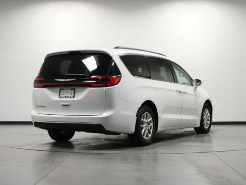 Used 2022 Chrysler Pacifica Touring-L FWD image 4