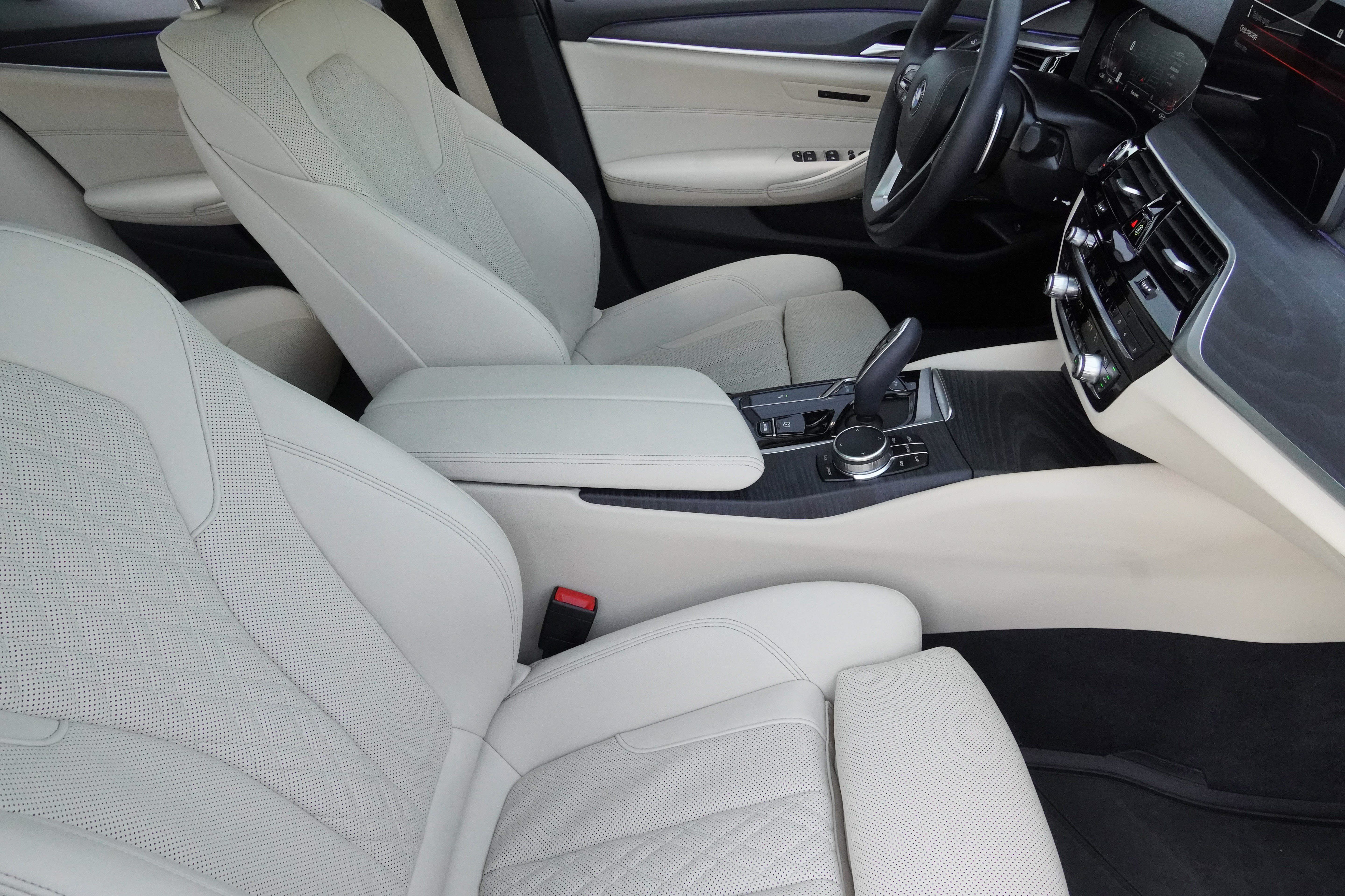 Used 2023 BMW 530i w/ Premium Package RWD image 12