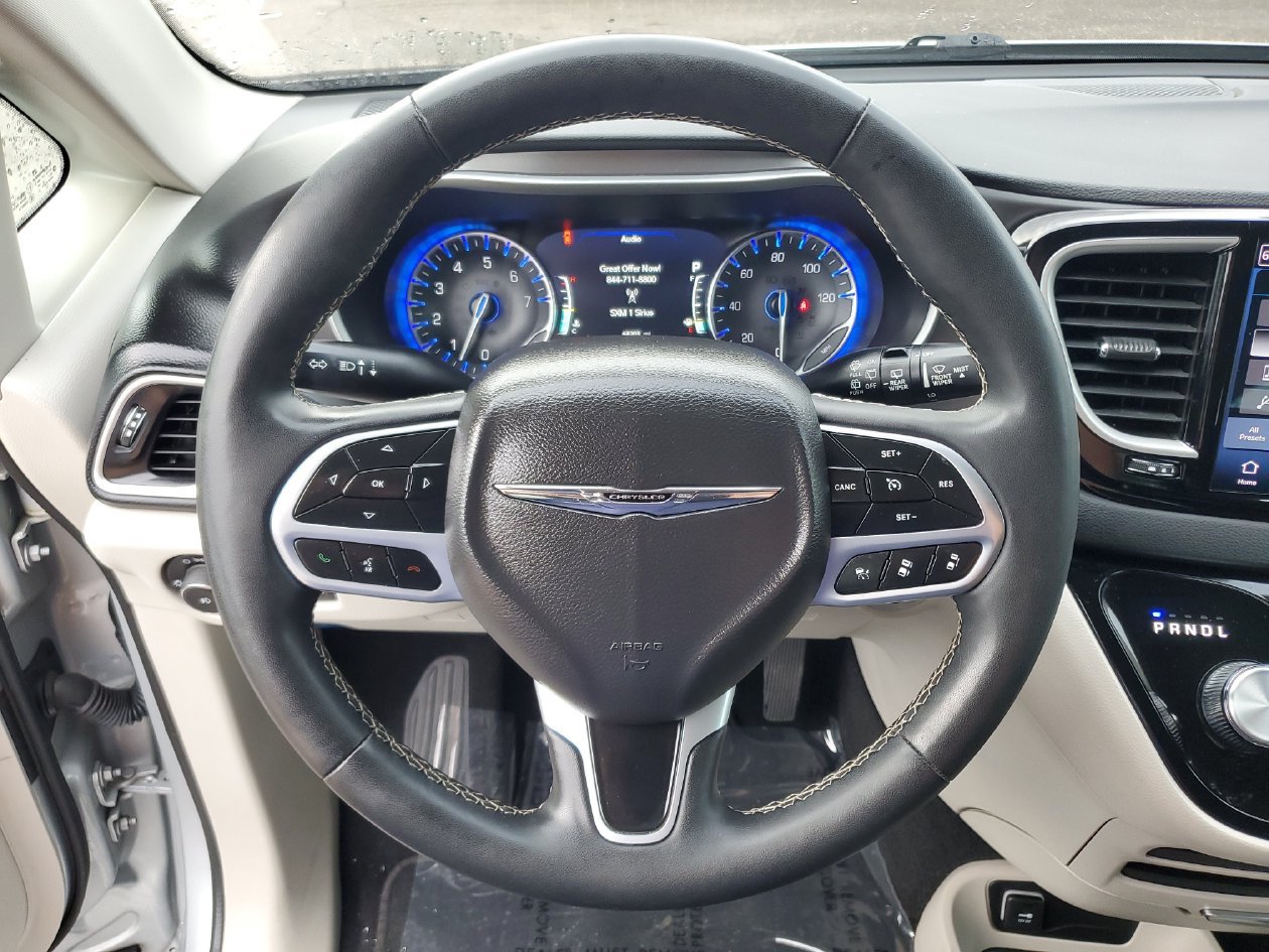 Used 2024 Chrysler Pacifica Touring-L FWD image 19