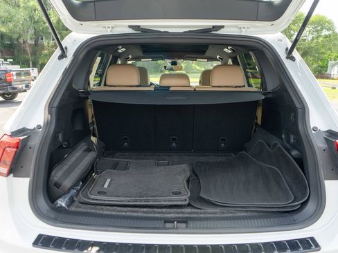 Used 2023 Volkswagen Tiguan SE w/ Panoramic Sunroof Package AWD/4WD image 9