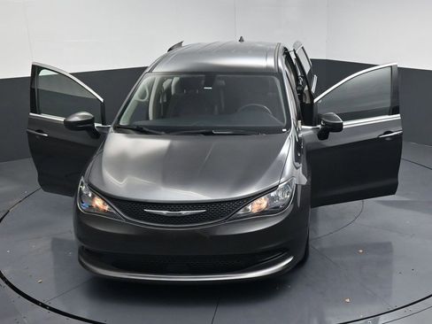 Used 2022 Chrysler Voyager LX image 26
