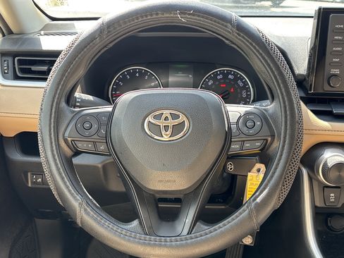 Used 2022 Toyota RAV4 LE FWD image 17