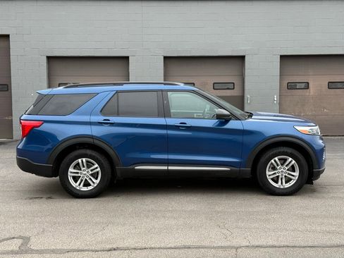 Used 2022 Ford Explorer XLT AWD/4WD image 2