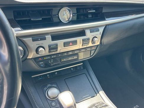 Used 2018 Lexus ES 300h w/ Navigation Package FWD image 20