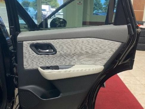 Used 2023 Nissan Rogue SV FWD image 7