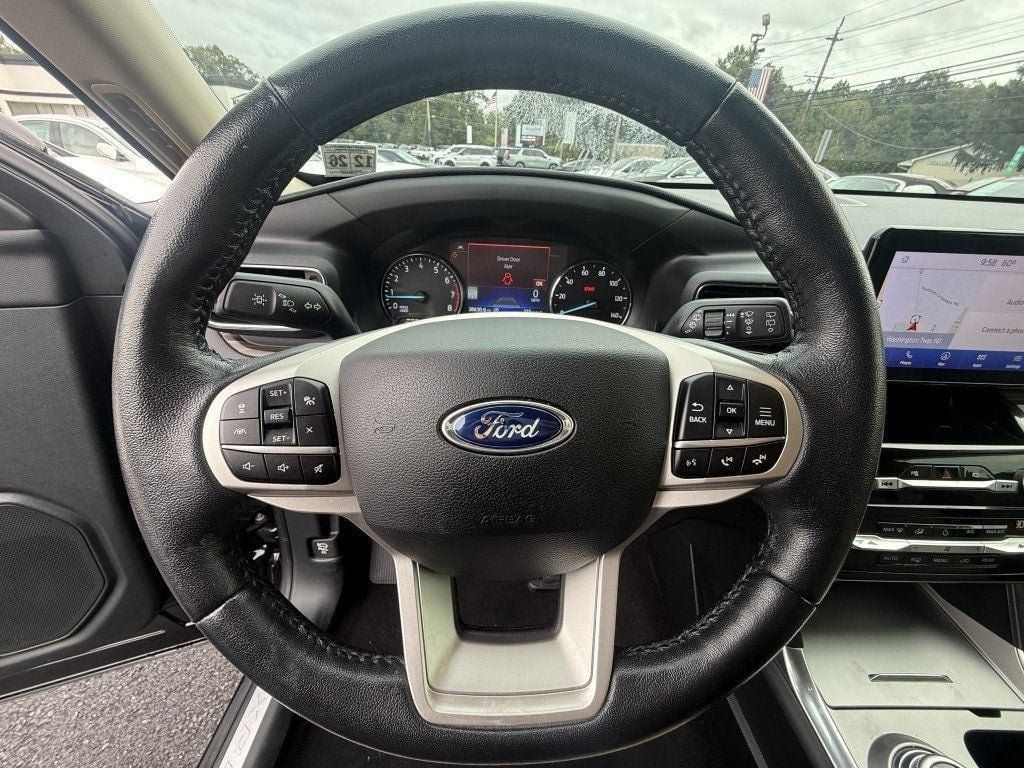 Used 2021 Ford Explorer Limited w/ Equipment Group 301A AWD/4WD image 11