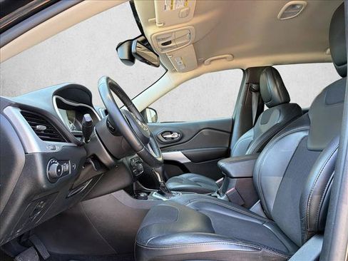 Used 2018 Jeep Cherokee Latitude Plus w/ Comfort/Convenience Group AWD/4WD image 12