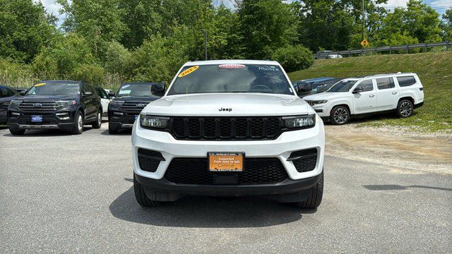 Used 2023 Jeep Grand Cherokee Altitude AWD/4WD image 3
