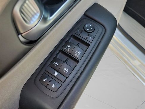 Used 2024 Chrysler Pacifica Touring-L image 13