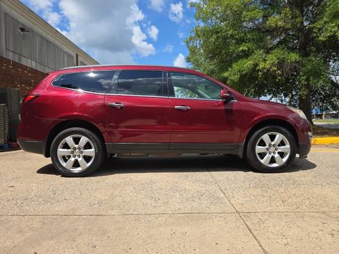 Used 2016 Chevrolet Traverse LT w/ Style and Technology Package image 2