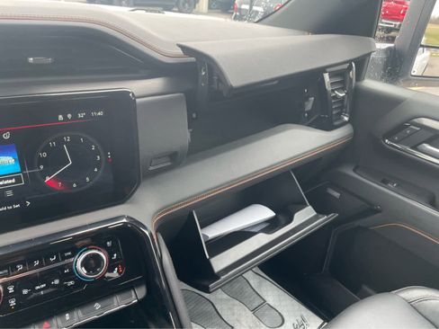 Used 2025 GMC Sierra 2500 AT4 image 28